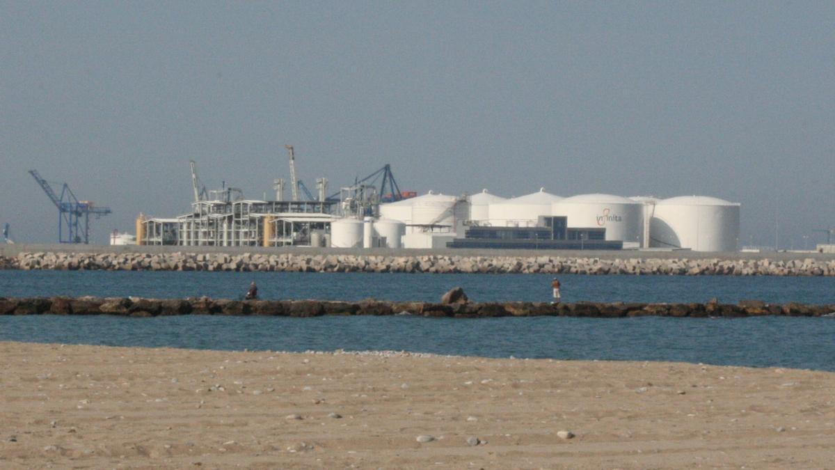 Foto de las instalaciones del puerto de Castellón tomada desde la playa de Almassora.