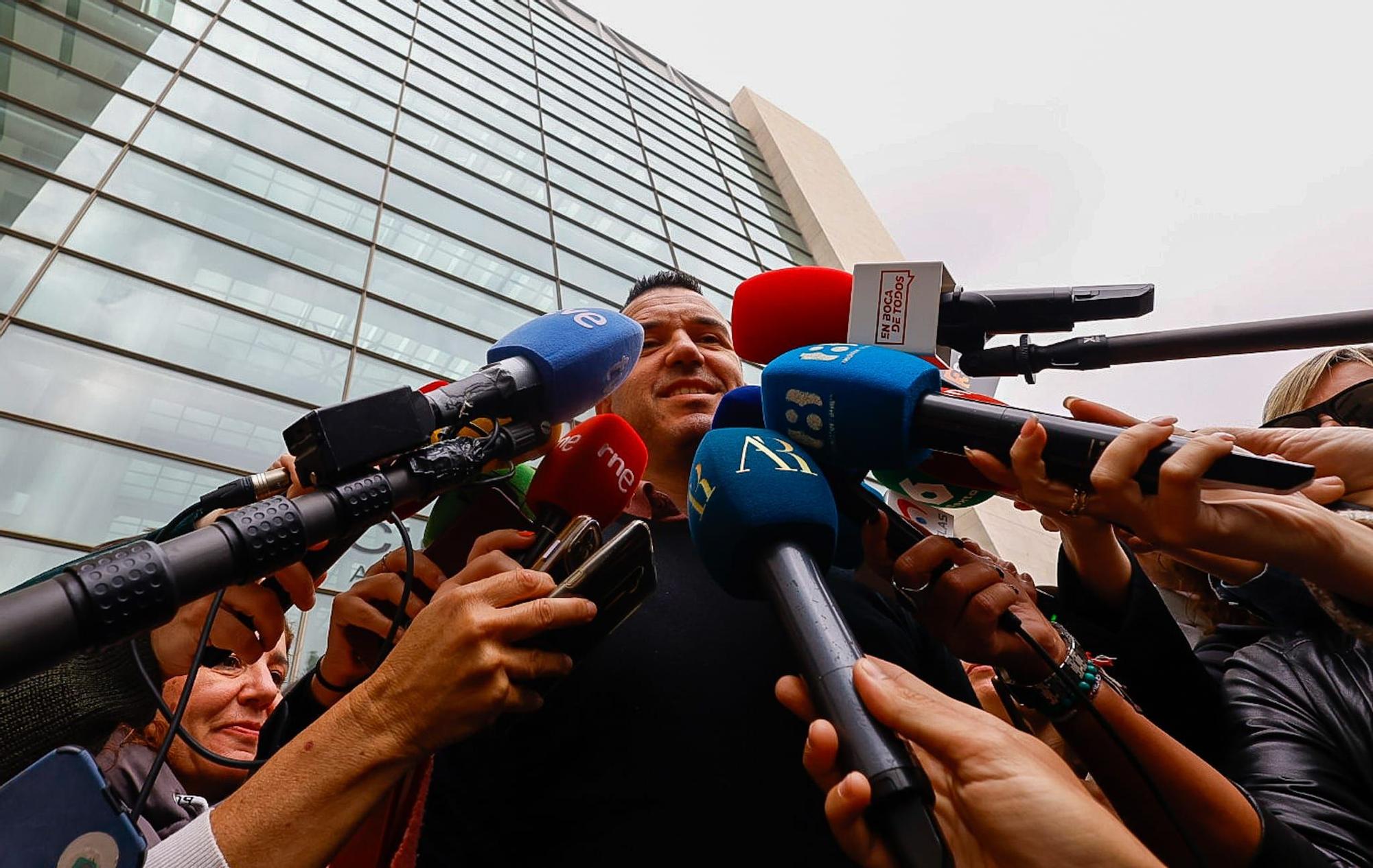 Pilar Bernabé ha entrado tranquila y sin protestas en la Ciudad de la Justicia