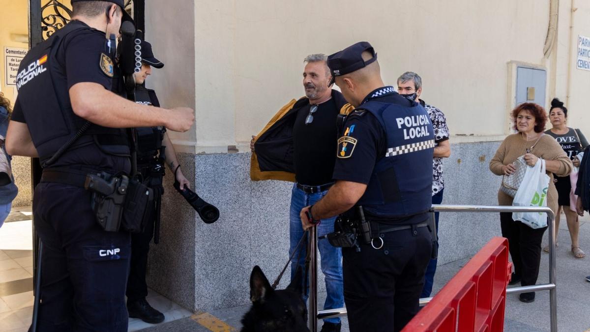 Controles policiales en el cementerio de Torrent