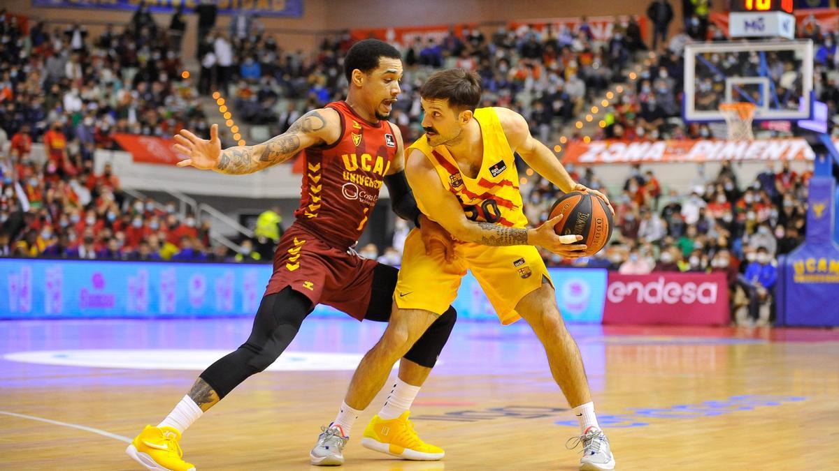 Nicolás Laprovittola protege al balón ante Jordan Davis en el UCAM Murcia-Barça.