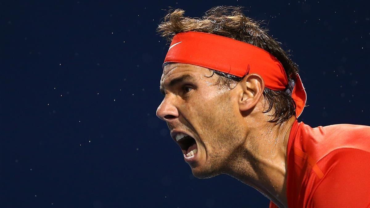 Rafael Nadal sirve ante Khachanov.