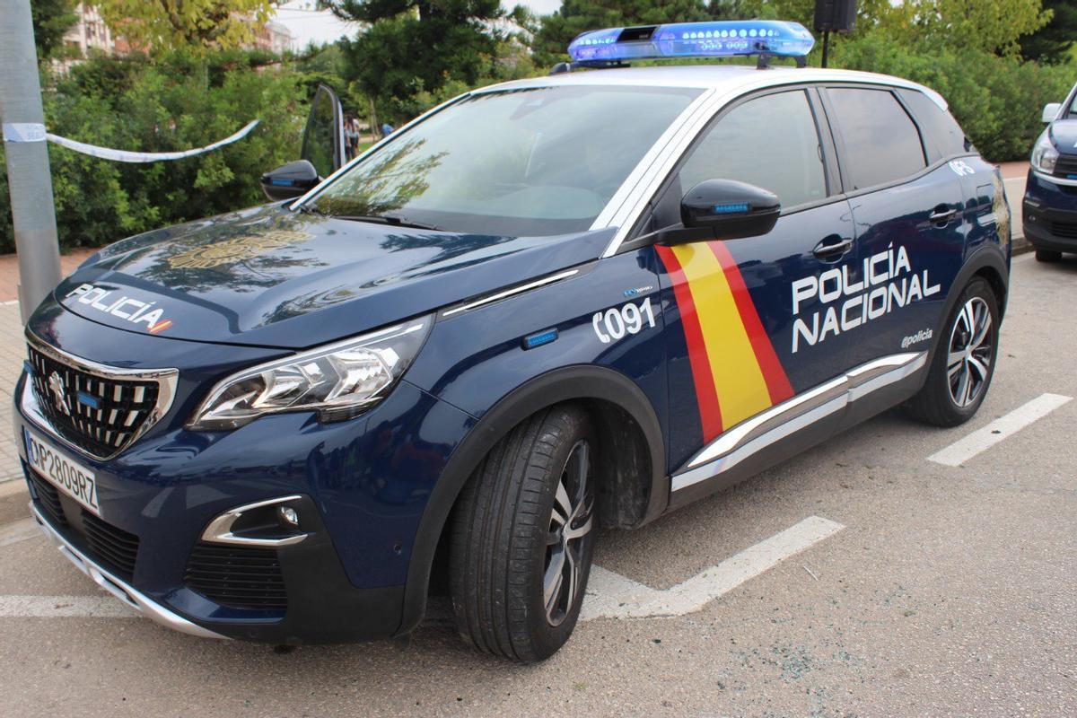 Una patrulla de la policía se hizo cargo del detenido.