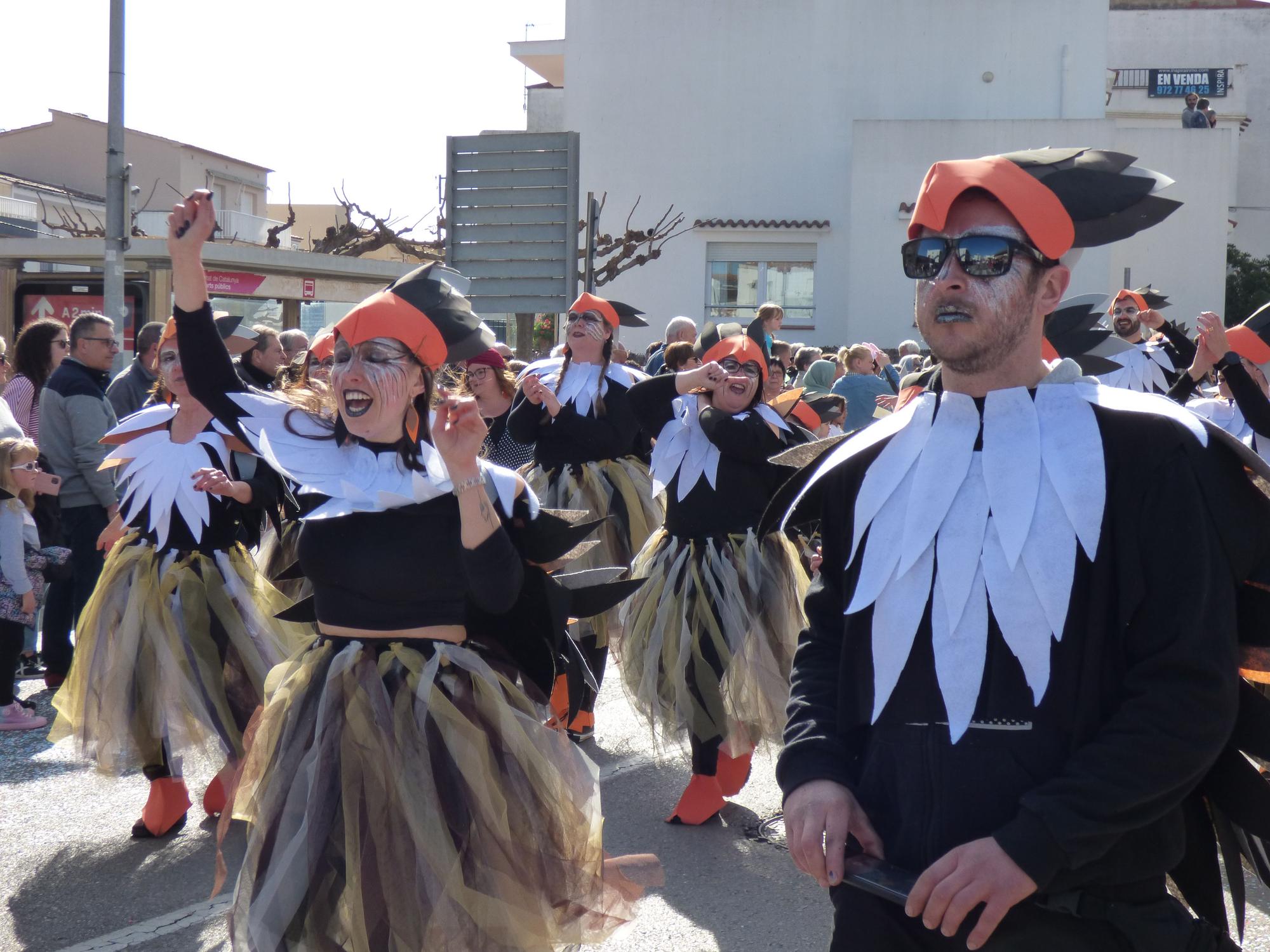 L'Escala vibra amb una rua de carnaval carregada d'imaginació