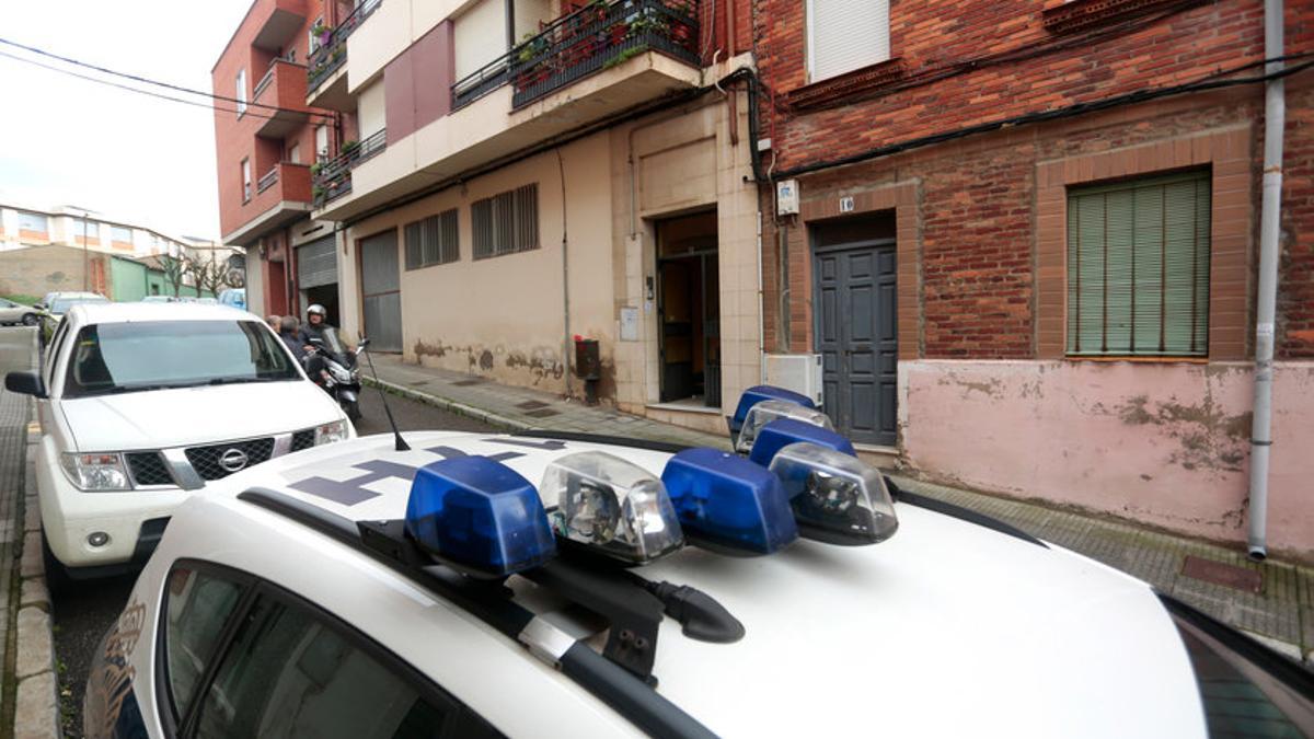 El cadáver de la mujer se encontró en su vivienda.