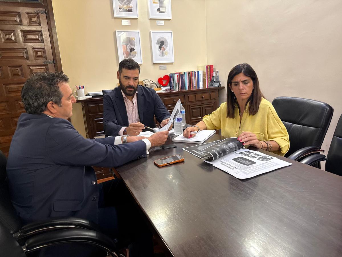 Una imagen de la reunión del presidente de COEPCA con el alcalde y la edil Belinda Martín.