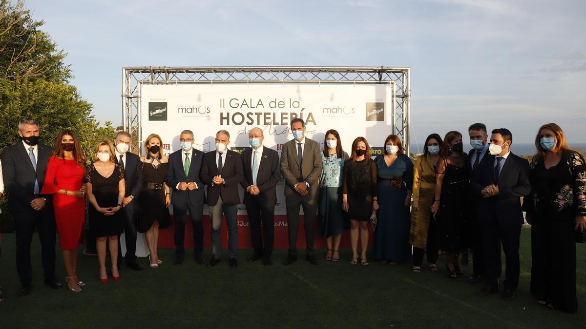 El presidente de Mahos, Javier Frutos, junto a las numerosas autoridades que asistieron a la gala.