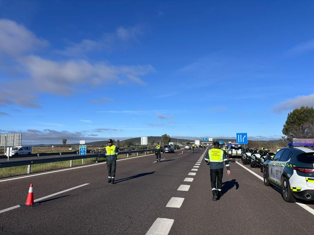 Imagen del control de velocidad a la altura de Torrefresneda, con varios agentes actuando.