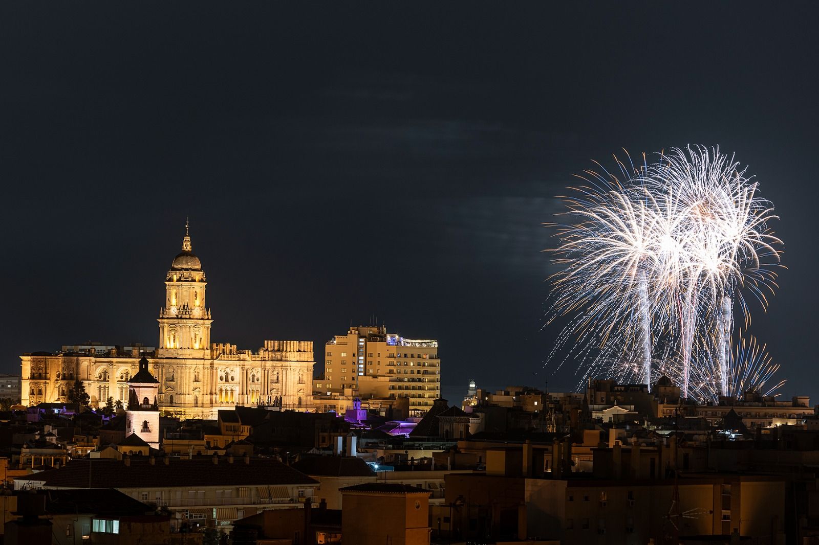 Los fuegos artificiales dan la bienvenida a la Feria de Málaga 2022