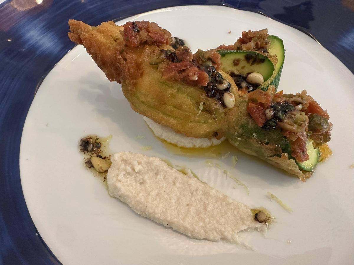 Flor de calabacín rellena de brandada de lubina
