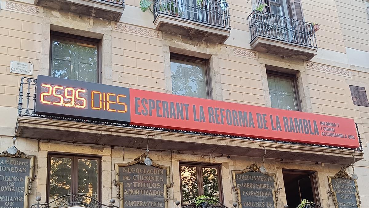 Contador del retraso en la reforma de las Ramblas, minutos antes de ser retirado este martes. la Rambla