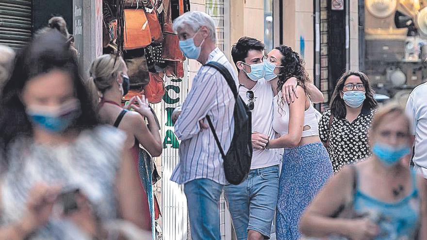 Ciudadanos con mascarilla en la calle Sindicat de Palma.