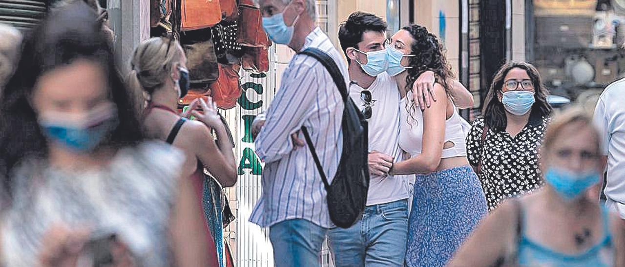 Ciudadanos con mascarilla en la calle Sindicat de Palma.