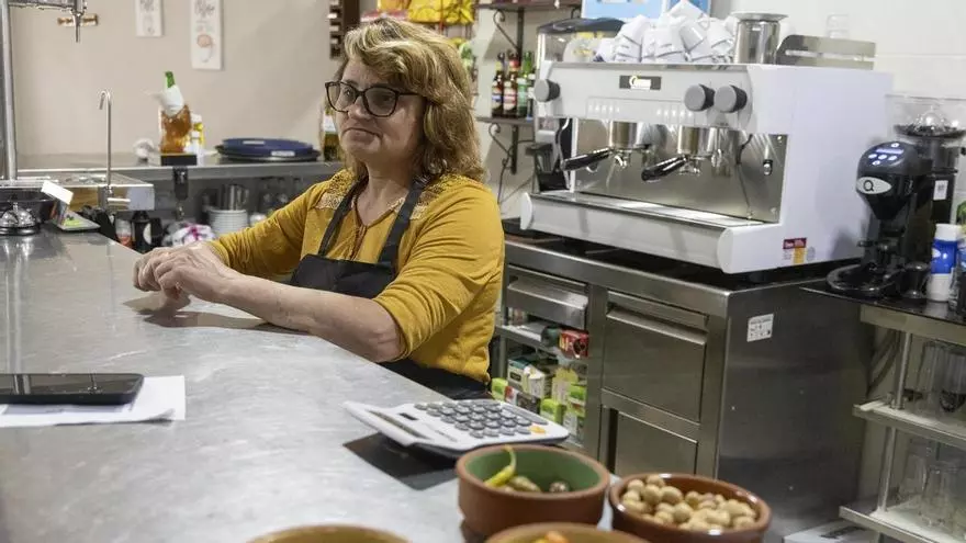 Una emprendedora extranjera reabre el "bar del poble Rugat"