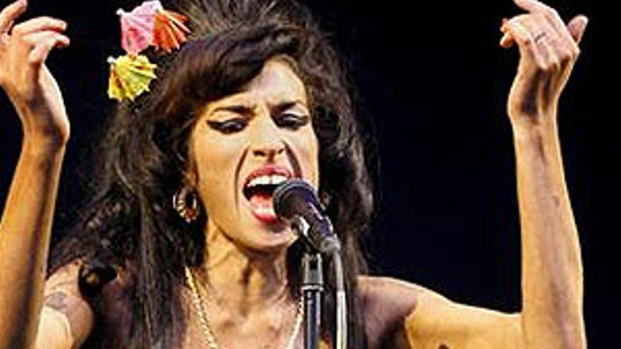 Amy Winehouse abandona furiosa el hospital