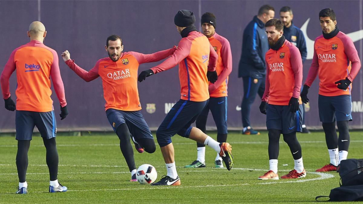 Los jugadores del FC Barcelona durante un entrenamiento en la Ciudad Deportiva