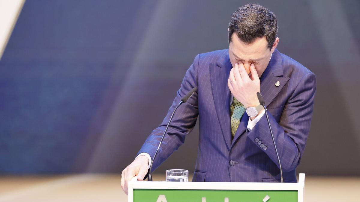 Vídeo | Moreno rompe a llorar en el discurso del 28F al recordar a las víctimas de Adamuz