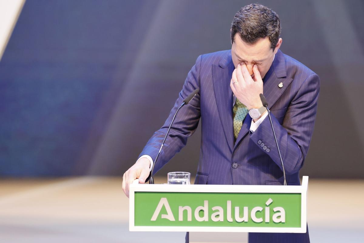 El presidente andaluz, Juanma Moreno, durante su intervención en el Teatro de la Maestranza.