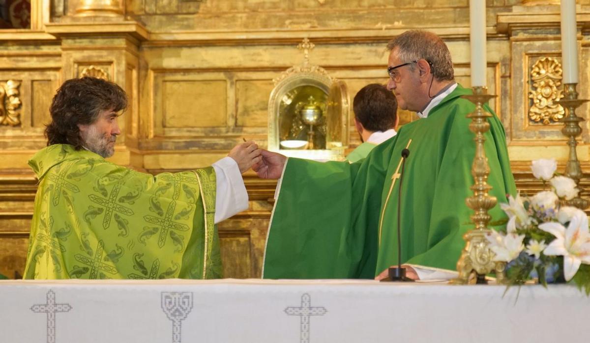 Teófilo Nieto recibe simbólicamente la llave de la parroquia de Alcañices. | Ch. S.