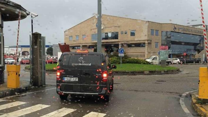 El coche fúnebre abandona el recinto portuario de Vigo. // Nick