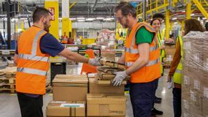 Trabajadores en un centro logístico de distribución en la Plataforma Logística de Zaragoza.