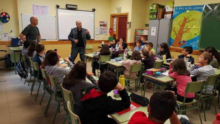 Joaquín Tapioles explica a los alumnos curiosidades del universo.