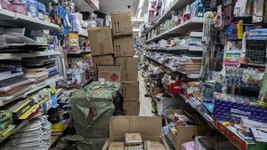 Cajas repletas de mecheros falsificados en un establecimiento comercial de Santa Coloma de Gramenet