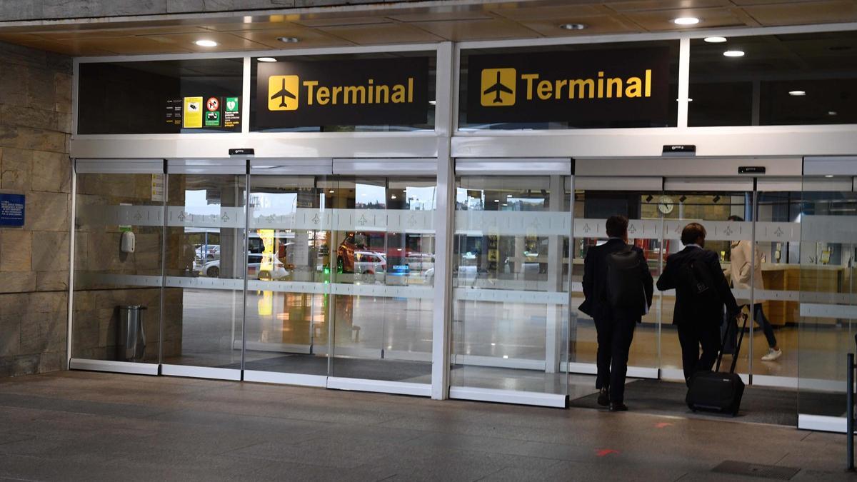 Pasajeros en el aeropuerto de Alvedro.