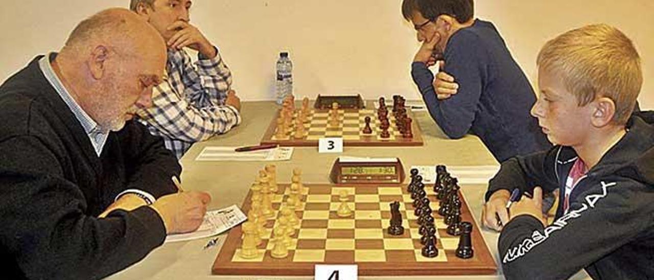 Manuel Ermachenko (colÃ­der) en su duelo con Miquel Florit.