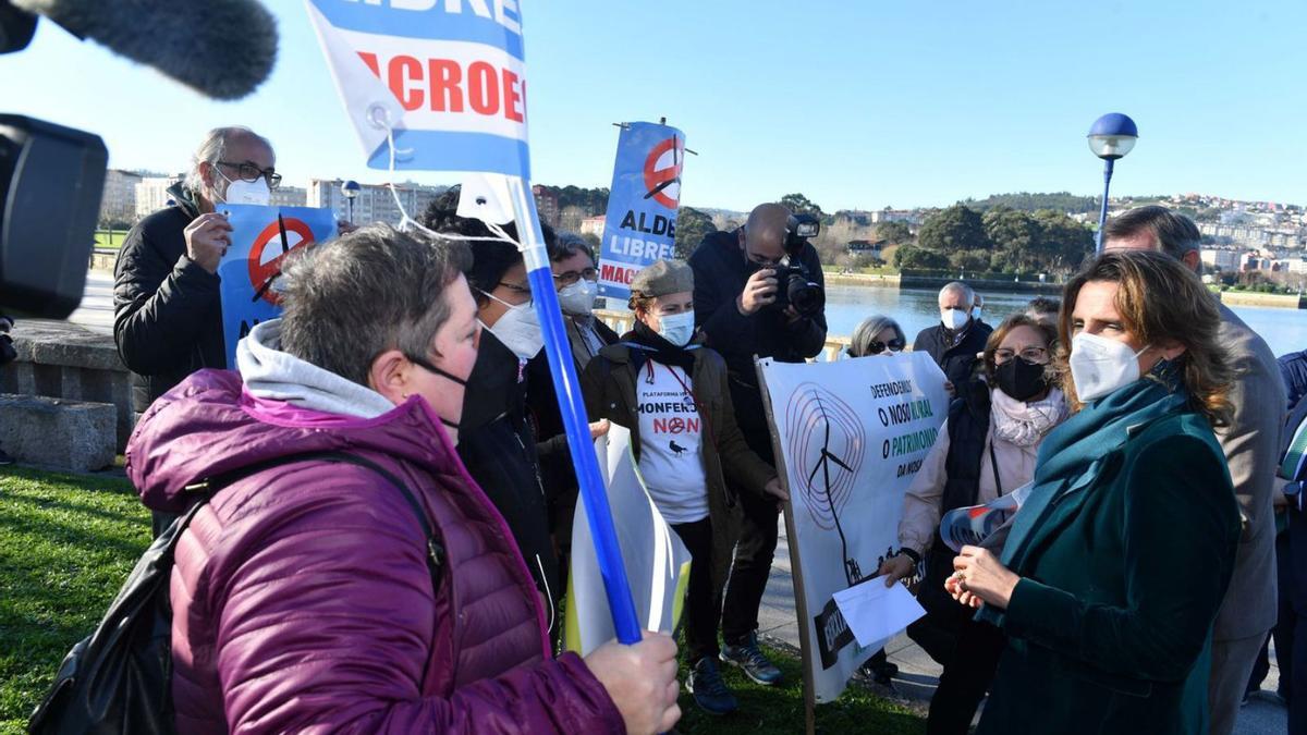 La ministra para la Transición Ecológica, ayer con las plataformas contra los eólicos.   | // VÍCTOR ECHAVE