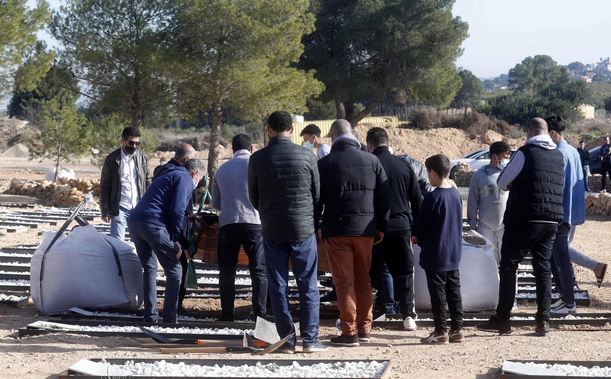 Entierro de Wafaa Sebbah en el cementerio Jardín Muslmán de València