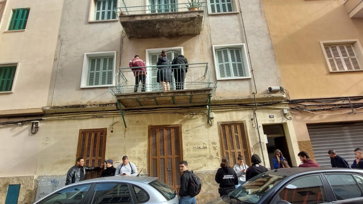 Una empresa desokupa presiona a una familia en Palma para que se vaya de su piso.