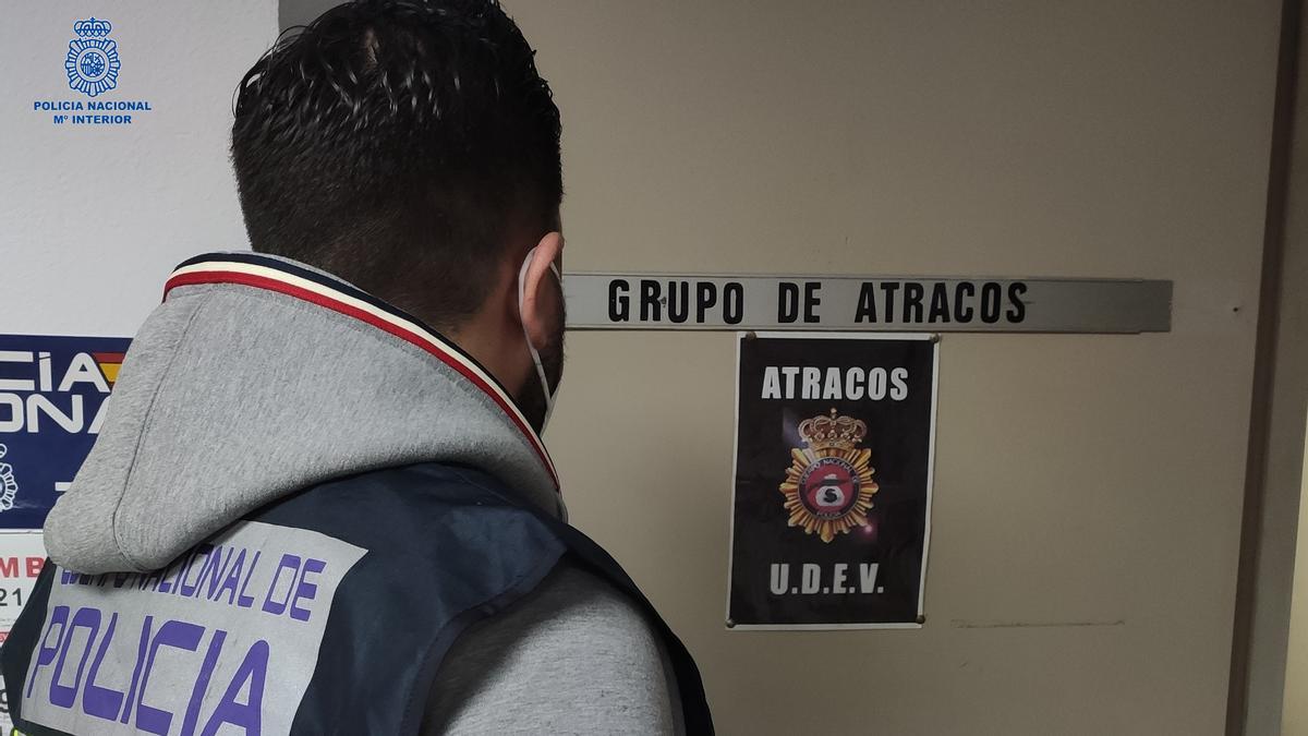 Un agente del Grupo de Atracos de la Policía Nacional en Palma.