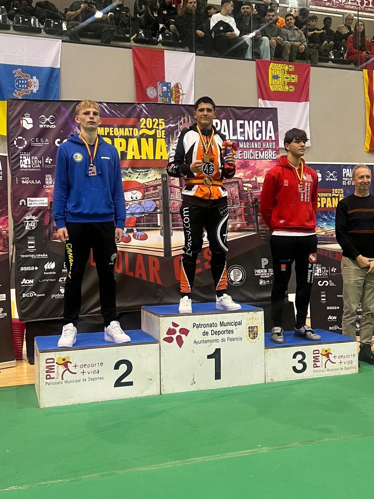 El setabense Pepe Calatayud, al centro, con la medalla de oro en el podio del Campeonato de España de boxeo.