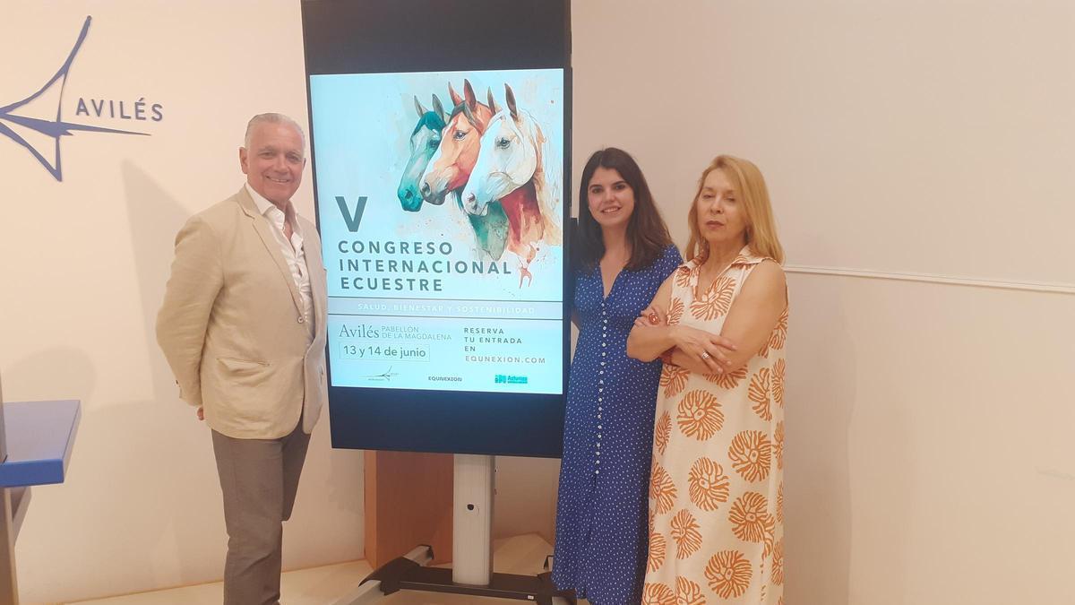 Juan Ramón Lucas, Raquel Ruiz y Cristina Álvarez Solís, directora de marketing de Turismo de Asturias, en la presentación