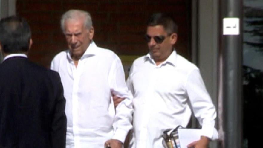 Mario Vargas Llosa recibe el alta hospitalaria
