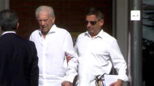 Vargas Llosa abandona la clínica junto a su hijo Gonzalo.