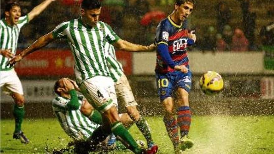 En el darrer duel a casa, la pluja va afectar la gespa però avui ja presentarà símptomes de millora.