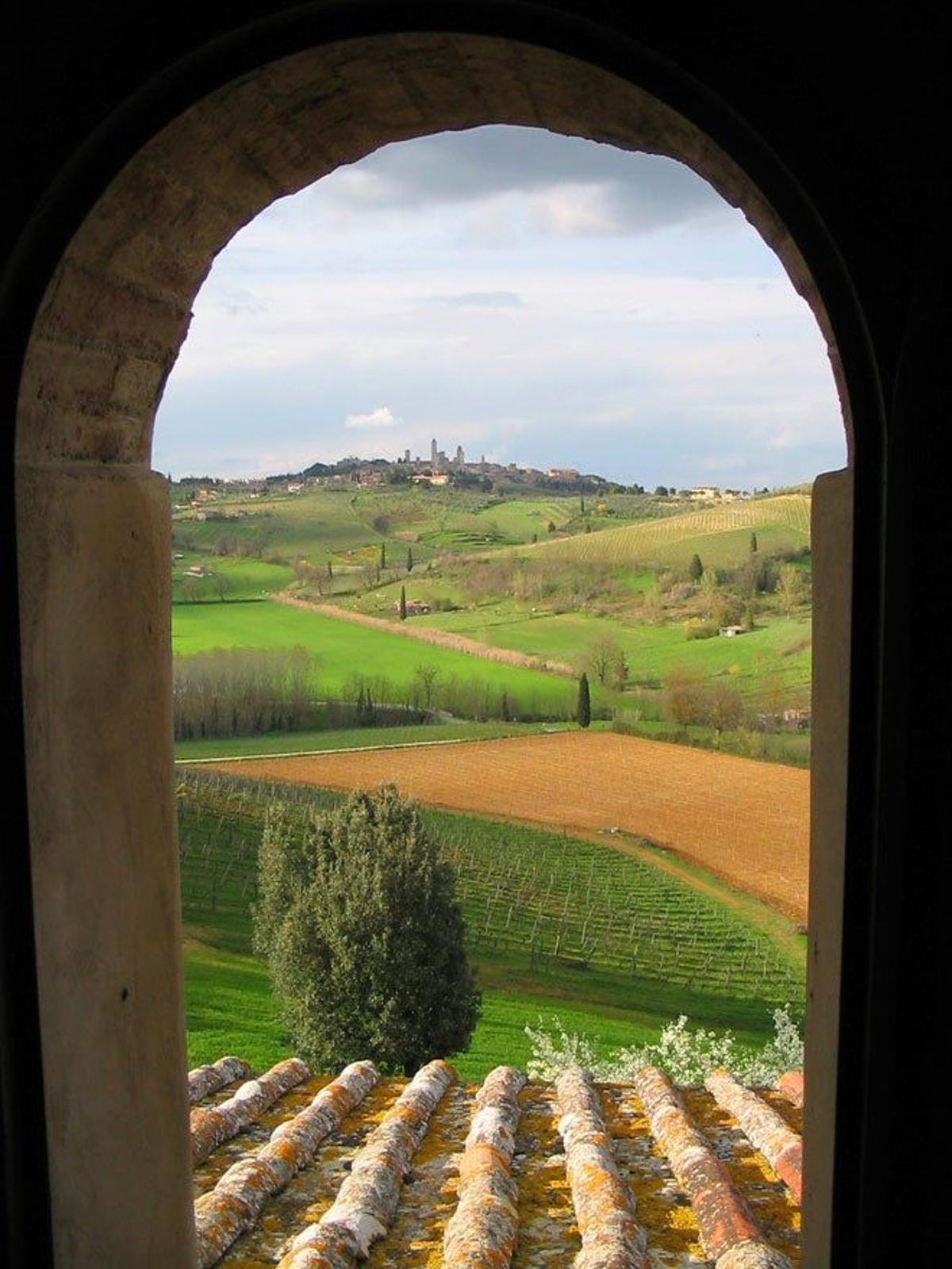 Vistas de los alrededores de San Gimignano desde el pueblo.