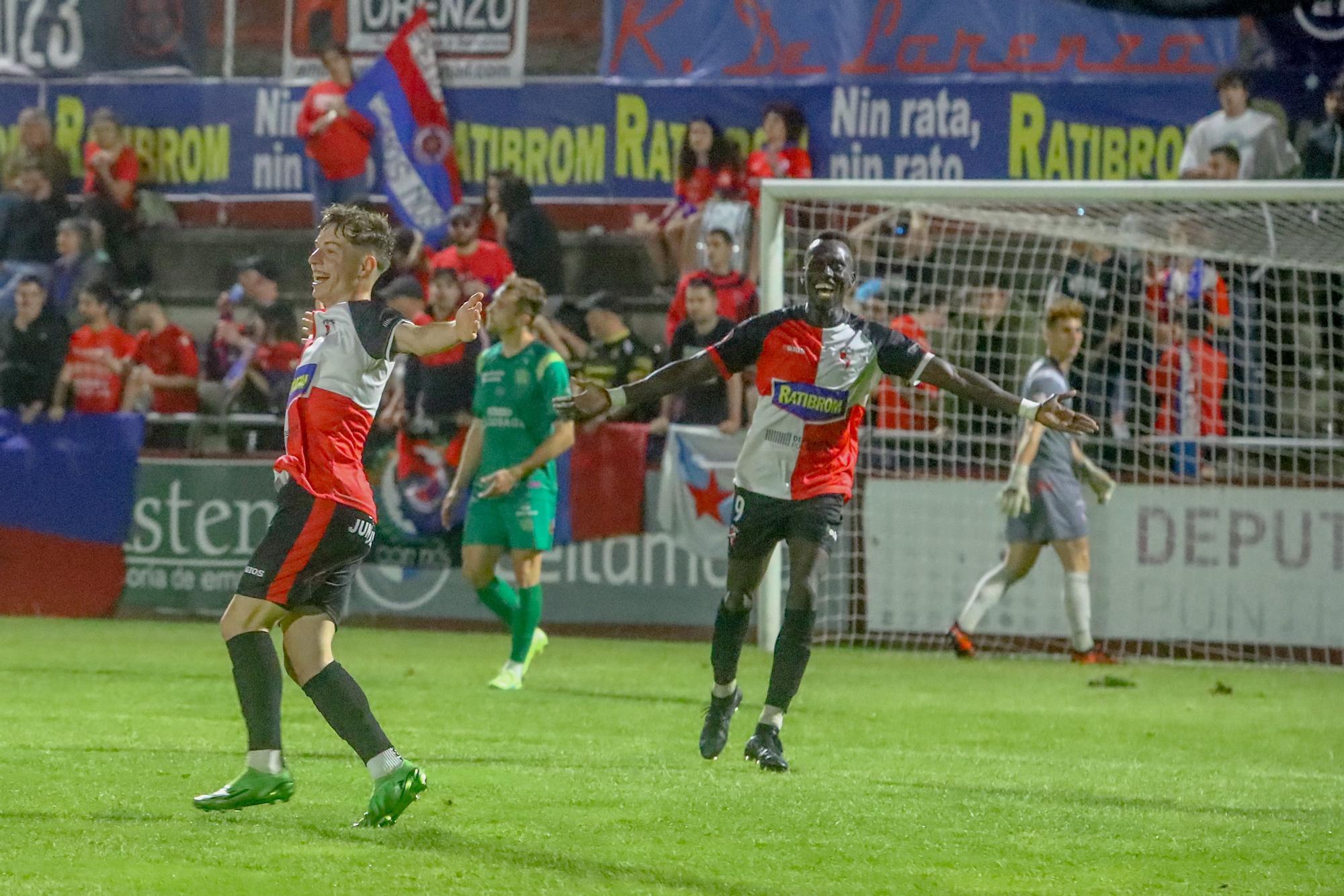 A Lomba vive una fiesta del fútbol con final feliz para el Arosa ante la UD Ourense (3-0)