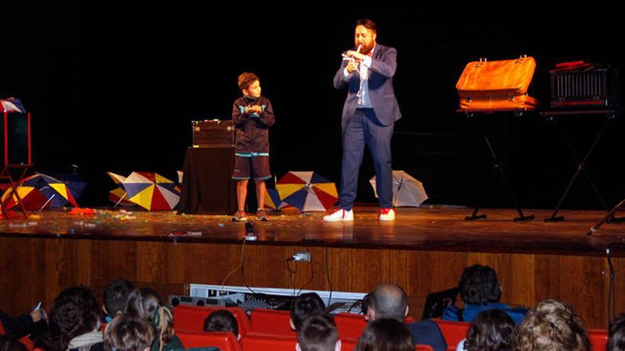 Una de las actuaciones del festival de magia. // Santos Álvarez