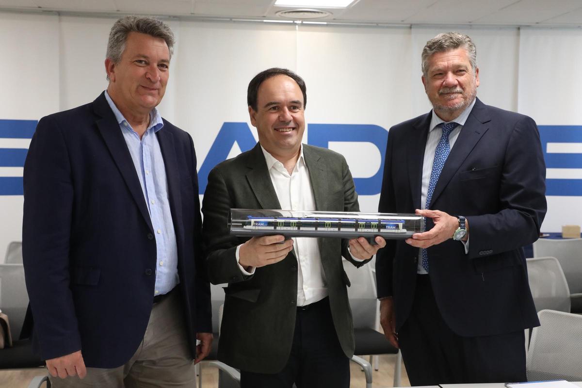 Martínez Mus, Pérez Llorca e Íñigo Parra, en la fábrica de Stadler de Albuixech.