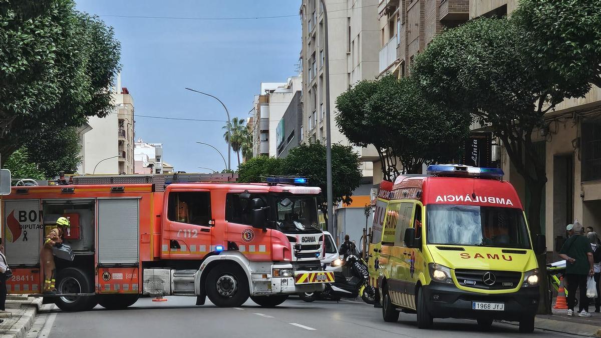 Bomberos y SAMU ante el edificio donde ha quedado atrapado el hombre