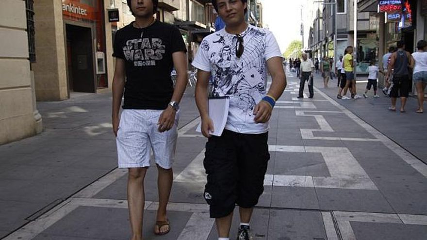 Los dos jóvenes observan una de las páginas del libro.