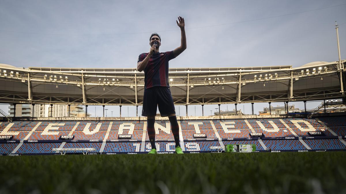 Iborra, en su presentación en el Levante en julio pasado, dirigiéndose a la afición desde el césped.