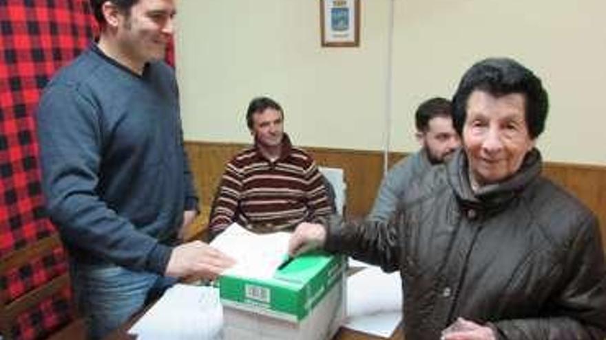 María Teresa Inguanzo votando en Parres, ayer.