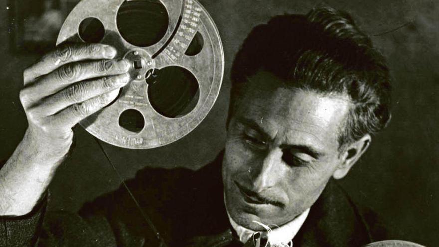 El cineasta amateur gironí Antoni Varés treballant l&#039;any 1950 en el muntatge de la seva pel·lícula «El castillo maldito» · Ajuntament de Girona / CRDI