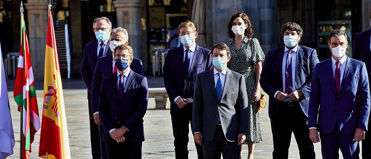 Puig, en el centro, al lado de Isabel Díaz Ayuso, en la foto de grupo en Salamanca. A la derecha, Pedro Sánchez. | EUROPA PRESS/MANUEL LAYA