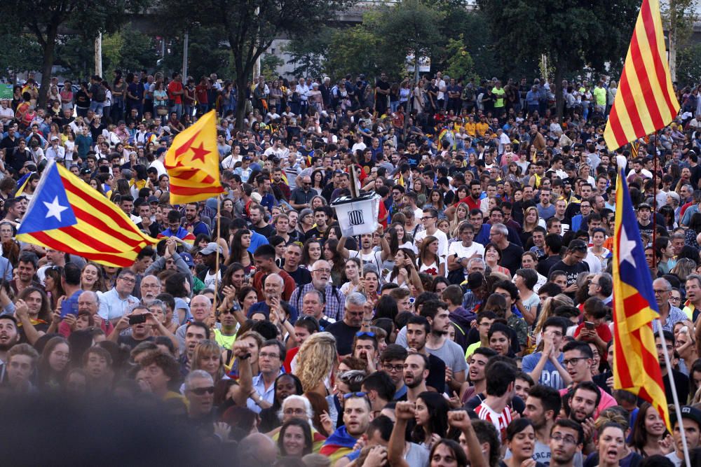 Manifestació històrica a Girona per rebutjar la violència policial l'1-O