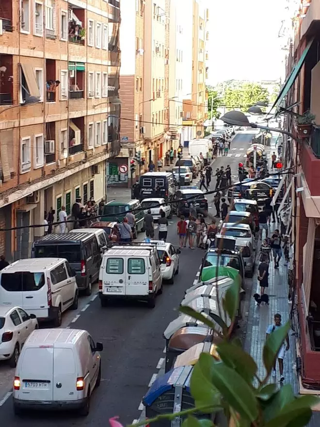 Policía Nacional y ambulancias en la pelea multitudinaria en Orriols