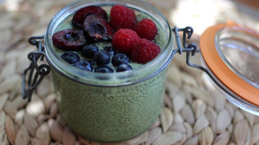 Puding de Chía y Té Matcha con frutos rojos